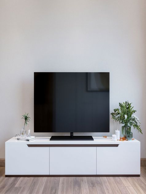 ترابيزة تليفزيون بيضاء فلورا